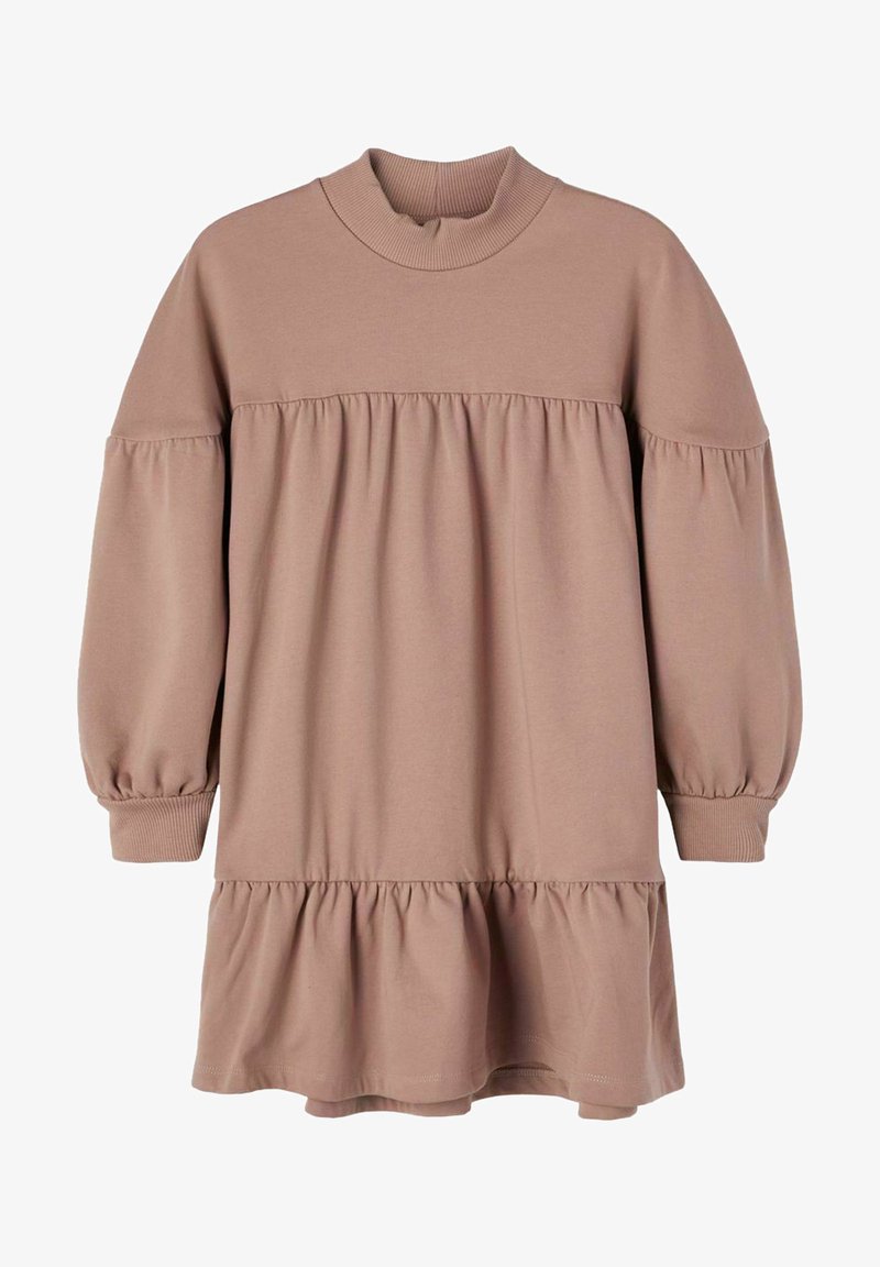 Brun, knælang kjole med en høj ribbet halsudskæring, ballonærmer og en samlet, lagdelt kant, lavet af et blødt, strækbart stof.