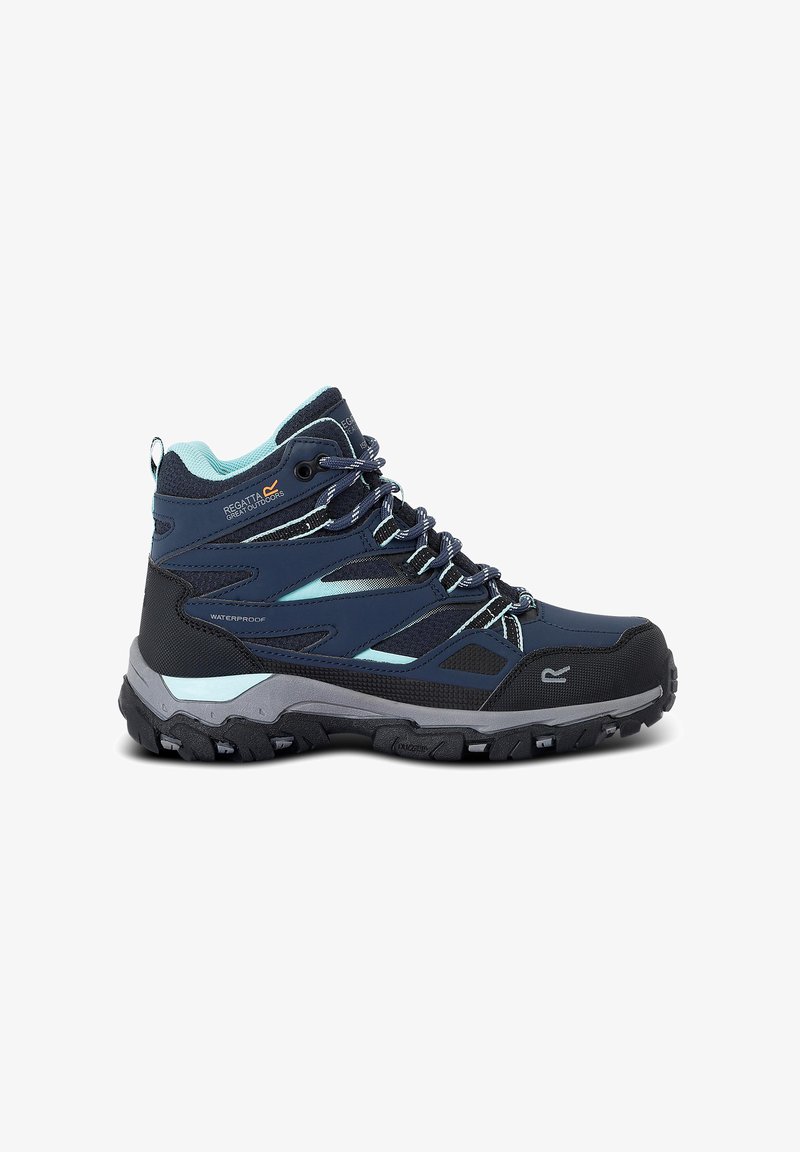 Botte de randonnée imperméable bleu marine et noire avec des accents bleu clair, une semelle à crampons épaisse et un laçage, conçue pour une utilisation en extérieur.