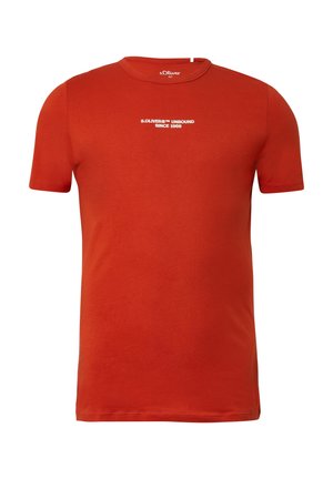Roestkleurig T-shirt met korte mouwen met witte tekst "s.Oliver® Unbound Since 1969" gecentreerd op de borst.