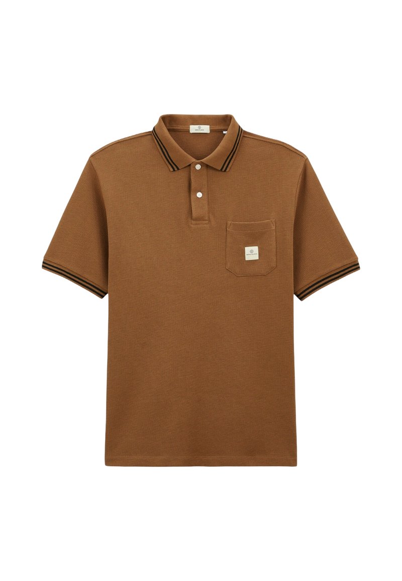 Polo shirt marron en tissu texturé, avec une patte de boutonnage à deux boutons et une poche plaquée. Présente des rayures noires sur le col et les manches.