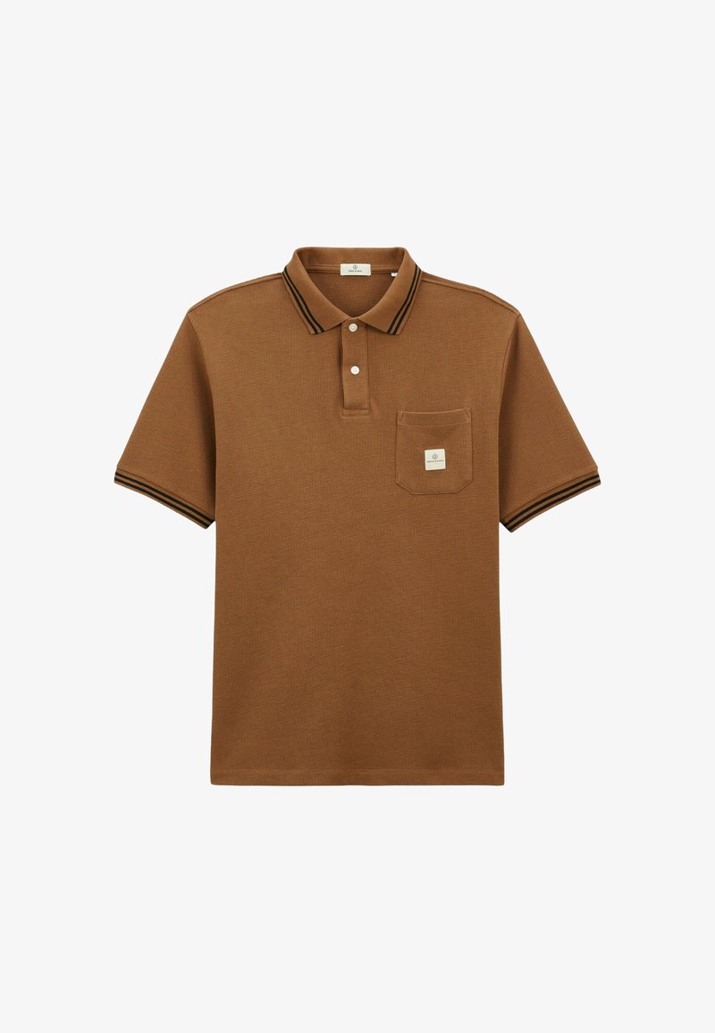 Polo shirt marron en tissu texturé, avec une patte de boutonnage à deux boutons et une poche plaquée. Présente des rayures noires sur le col et les manches.