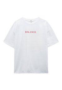 T-shirt en coton blanc avec des manches courtes et un col rond. Le mot "BALANCE" est imprimé en texte rouge gras sur le devant.