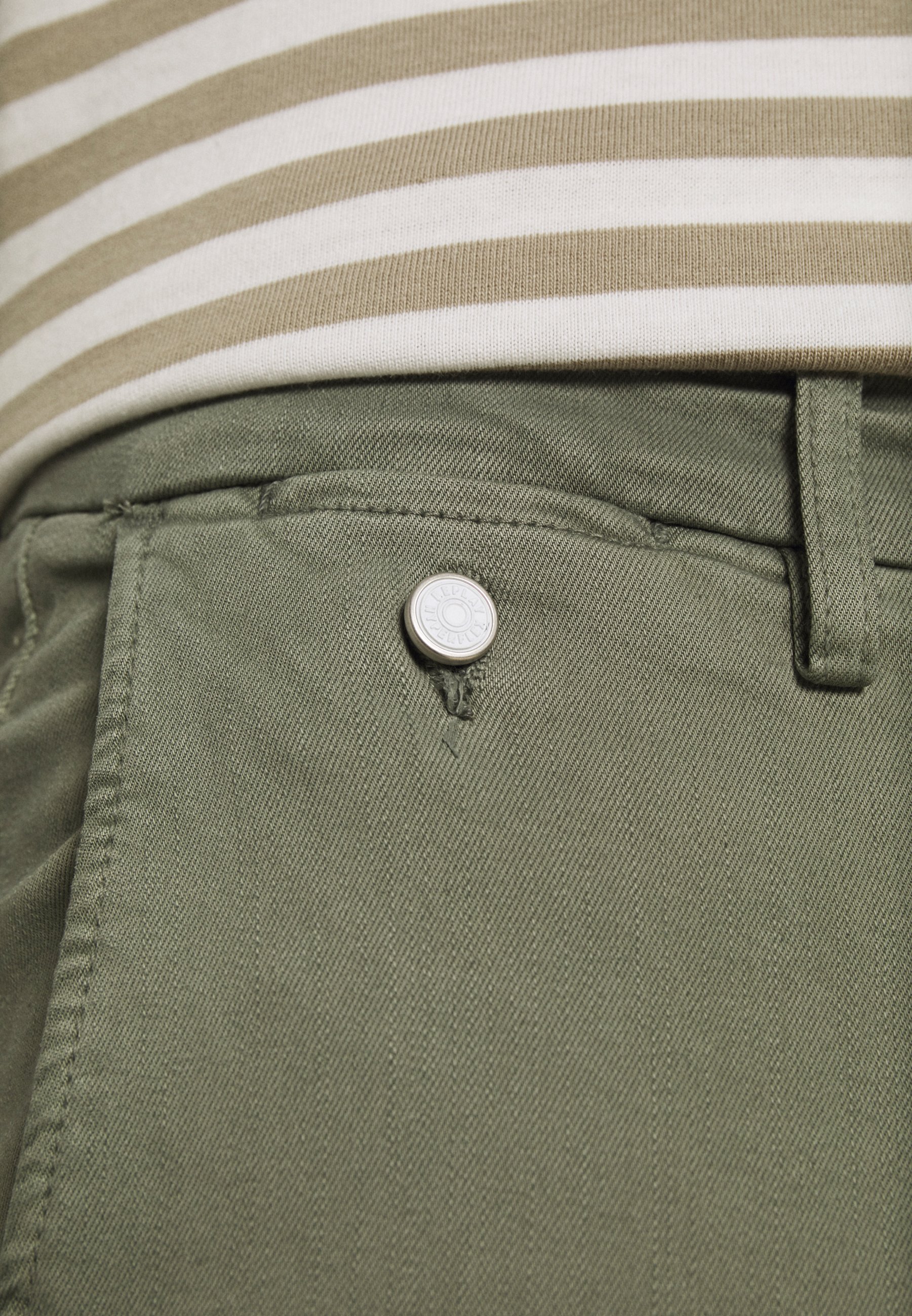 Replay BENNI PANTS LITE - Chinos - sage 