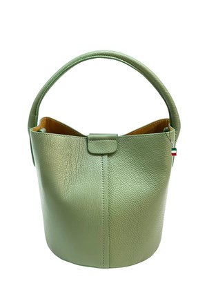 Sac seau en cuir texturé vert avec une anse unique et un petit porte-clés drapeau italien sur le côté, sur fond blanc.
