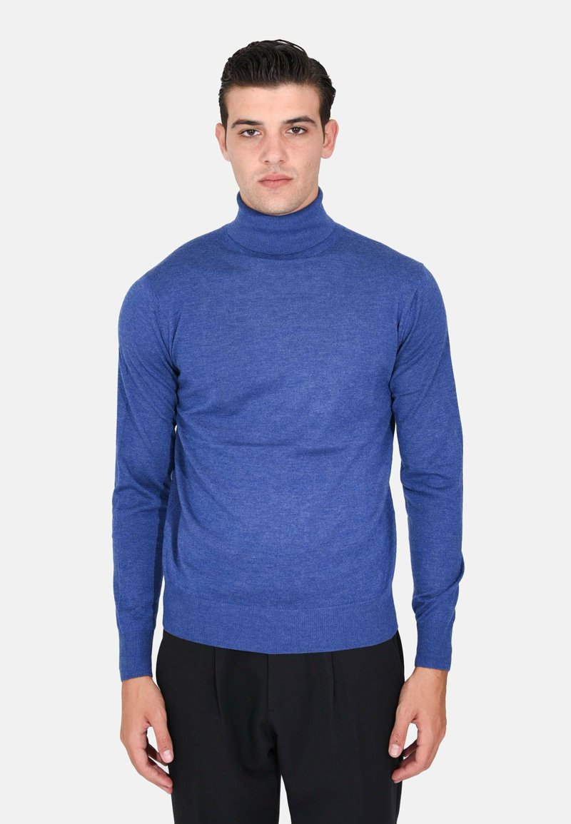 Maglione girocollo blu realizzato in un tessuto morbido, con un design aderente e maniche lunghe, caratterizzato da polsini e orlo a coste, texture liscia senza motivi.
