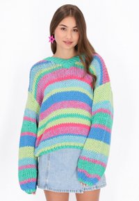 Maglione lavorato a maglia multicolore con righe orizzontali in rosa, verde, blu e giallo. Texture morbida con una vestibilità comoda e maniche ampie.