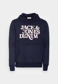 Felpa con cappuccio blu navy in tessuto morbido con tasca frontale, cappuccio con coulisse e scritta bianca audace "JACK & JONES DENIM" sul petto.
