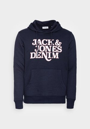 Felpa con cappuccio blu navy in tessuto morbido con tasca frontale, cappuccio con coulisse e scritta bianca audace "JACK & JONES DENIM" sul petto.