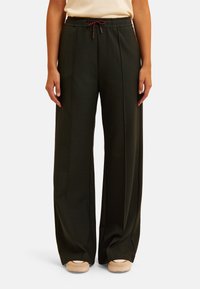 Dark green wide-leg pants made of textured fabric. Features a drawstring waist with contrasting burgundy accents and front pleats.