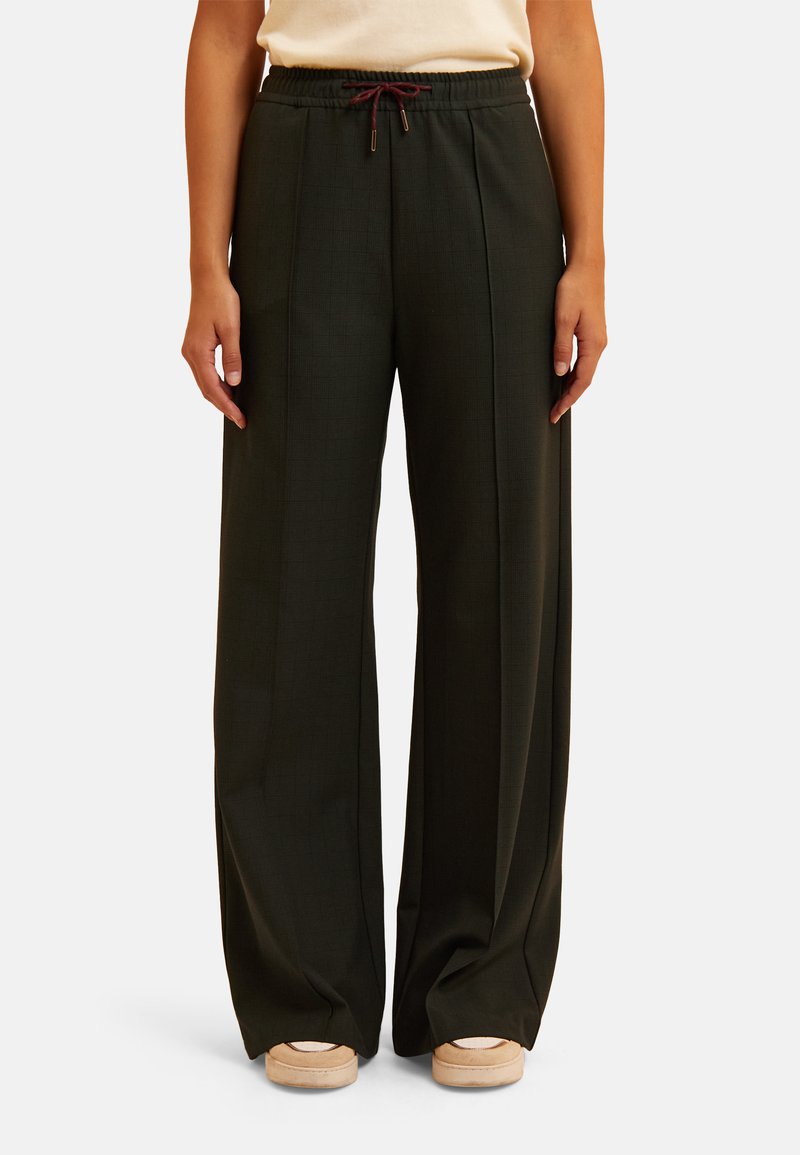 Dark green wide-leg pants made of textured fabric. Features a drawstring waist with contrasting burgundy accents and front pleats.