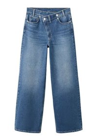 Jeans de mezclilla azul de pierna ancha con diseño clásico de cinco bolsillos, cierre de botones y lavado desvanecido con sutiles variaciones de textura.