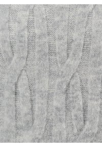 Kabelstrickstoff in Hellgrau, mit erhabenen Mustern und einer weichen, flauschigen Textur, die seine Tiefe und visuelle Attraktivität verstärkt.