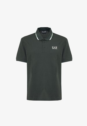 Polo shirt verde scuro in cotone con colletto classico, placket con due bottoni e strisce bianche di accentuazione sul colletto. Branding sul petto.