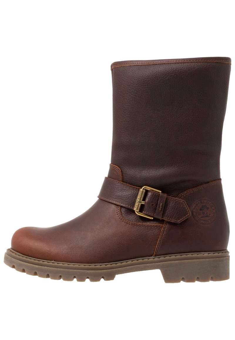 Botte en cuir marron mi-mollet avec bout arrondi, bride réglable avec boucle en laiton et semelle en caoutchouc beige robuste.