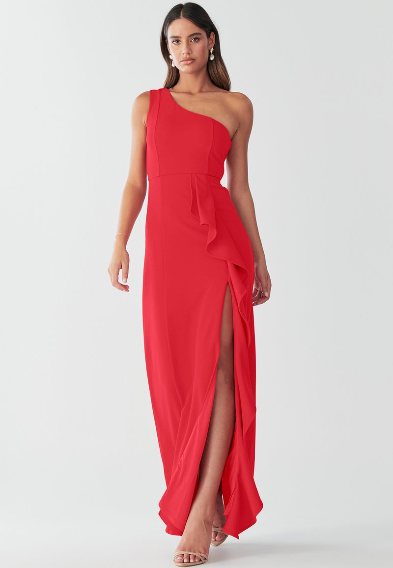 Vestido maxi rojo con diseño de un solo hombro, escote asimétrico, detalles de volantes en capas y una abertura alta en el muslo para mayor detalle.