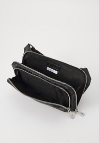 Guess SIENA FLAT BUMBAG ZIP AROUND - Riñonera - black