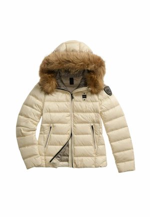 Giubbotto imbottito color crema con cappuccio in pelliccia sintetica, texture trapuntata, due tasche con zip e un patch con logo sulla manica sinistra.