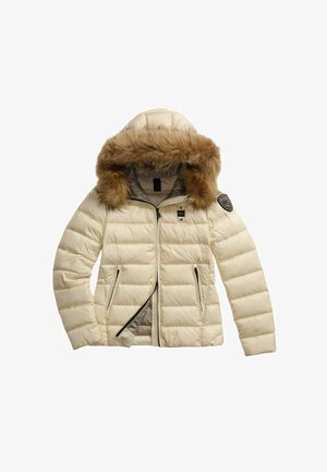 Giubbotto imbottito color crema con cappuccio in pelliccia sintetica, texture trapuntata, due tasche con zip e un patch con logo sulla manica sinistra.
