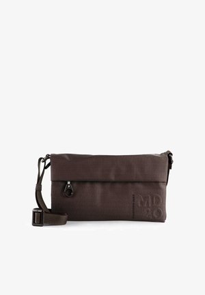 Sac marron texturé en matériau durable, avec rabat rabattable, fermeture éclair et sangle ajustable, orné du détail en relief "MD 30".