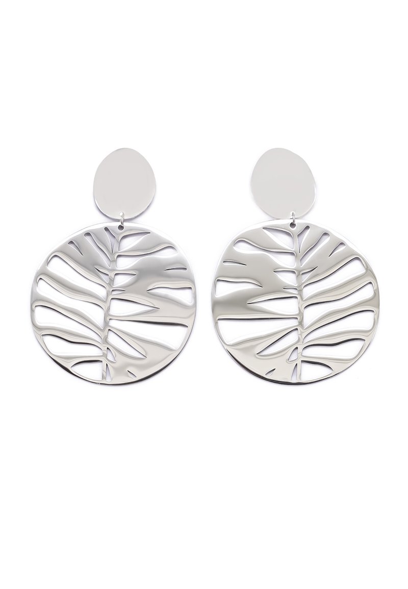Orecchini circolari in argento con motivi di foglia intagliati, dotati di un pezzo superiore rotondo solido. Finitura lucida con texture liscia.