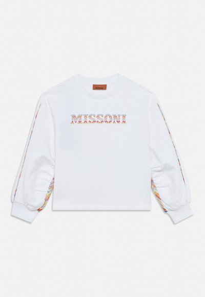 Λευκό cropped φούτερ με μακριά μανίκια και πολύχρωμο λογότυπο "MISSONI" σε ζικ-ζακ στο στήθος και αντίστοιχες ρίγες κατά μήκος των μανικιών.