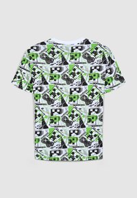 T-shirt a maniche corte in bianco con un motivo geometrico in nero e verde vivido, caratterizzato da elementi racing e forme astratte.