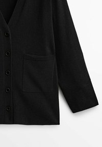 Musta neulecardigan, jossa on V-kaula-aukko, etunapit ja yksi läpällinen tasku; ominaisuuksia ovat joustavat hihansuut ja helma, jotka tuovat lisärakennetta.