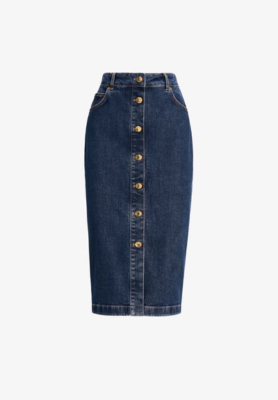 Denim svinčnik krilo v temno modri barvi z oprijetim pasom in sprednjim gumbom za zapiranje. Ima zlate gumbe in minimalistične šivarske detajle.