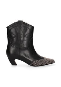 Zwarte leren cowboylaars met gestikte details, spitse neus en decoratieve zilveren studs op de neus; lage hak voor extra stabiliteit.