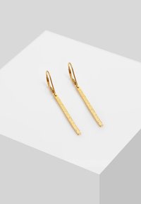 Orecchini d'oro con un design a barra elegante e allungata, caratterizzati da una superficie texturizzata e una chiusura a leva sicura.