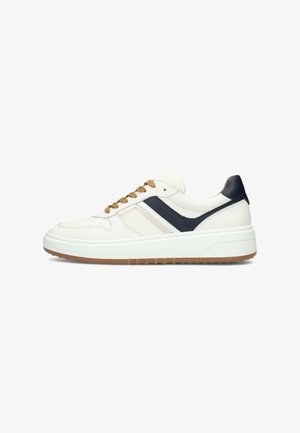 Witte leren sneaker met marineblauwe accenten, gestructureerde stiksels en een bruin veter. Beschikt over een dikke witte zool en een rubberen loopzool.