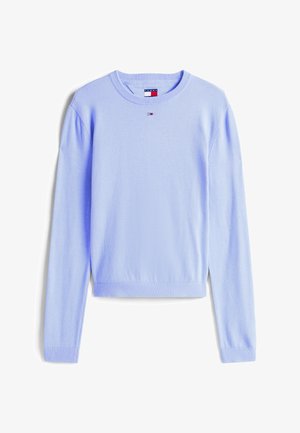 Lichtblauwe gebreide trui met lange mouwen en een ronde hals. Voorzien van een klein logo-detail op de borst en ribgebreide manchetten en onderkant.