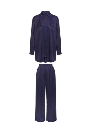Dunkelblaue Satin-Hemdbluse mit langen Ärmeln, Brusttaschen und passenden weit geschnittenen Hosen mit elastischem Taillenbund.