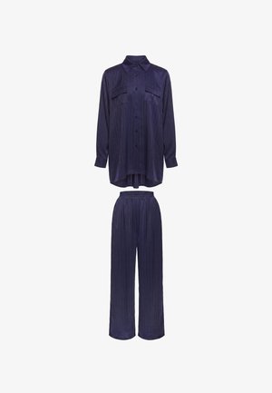 Dunkelblaue Satin-Hemdbluse mit langen Ärmeln, Brusttaschen und passenden weit geschnittenen Hosen mit elastischem Taillenbund.