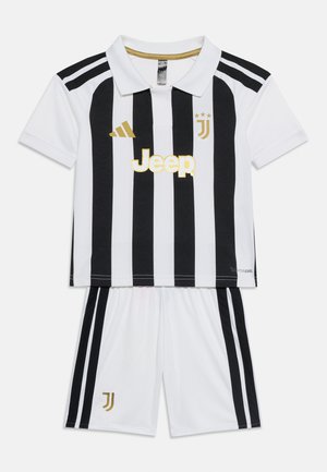 Juventus-fodbolddragt med sorte og hvide lodrette striber, gyldent Jeep-sponsorlogo, Adidas-logo og holdemblem på trøje og shorts.