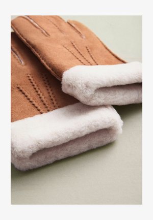 Bruine suede handschoenen met witte schapenwollen manchetten; voorzien van gestikte details en een zachte textuur, die een warm, gezellig ontwerp laten zien.