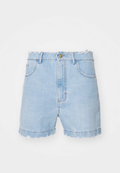 Shorts en denim bleu clair avec une taille haute, un ourlet effiloché et cinq poches. Comprend une fermeture à bouton doré et des passants de ceinture.