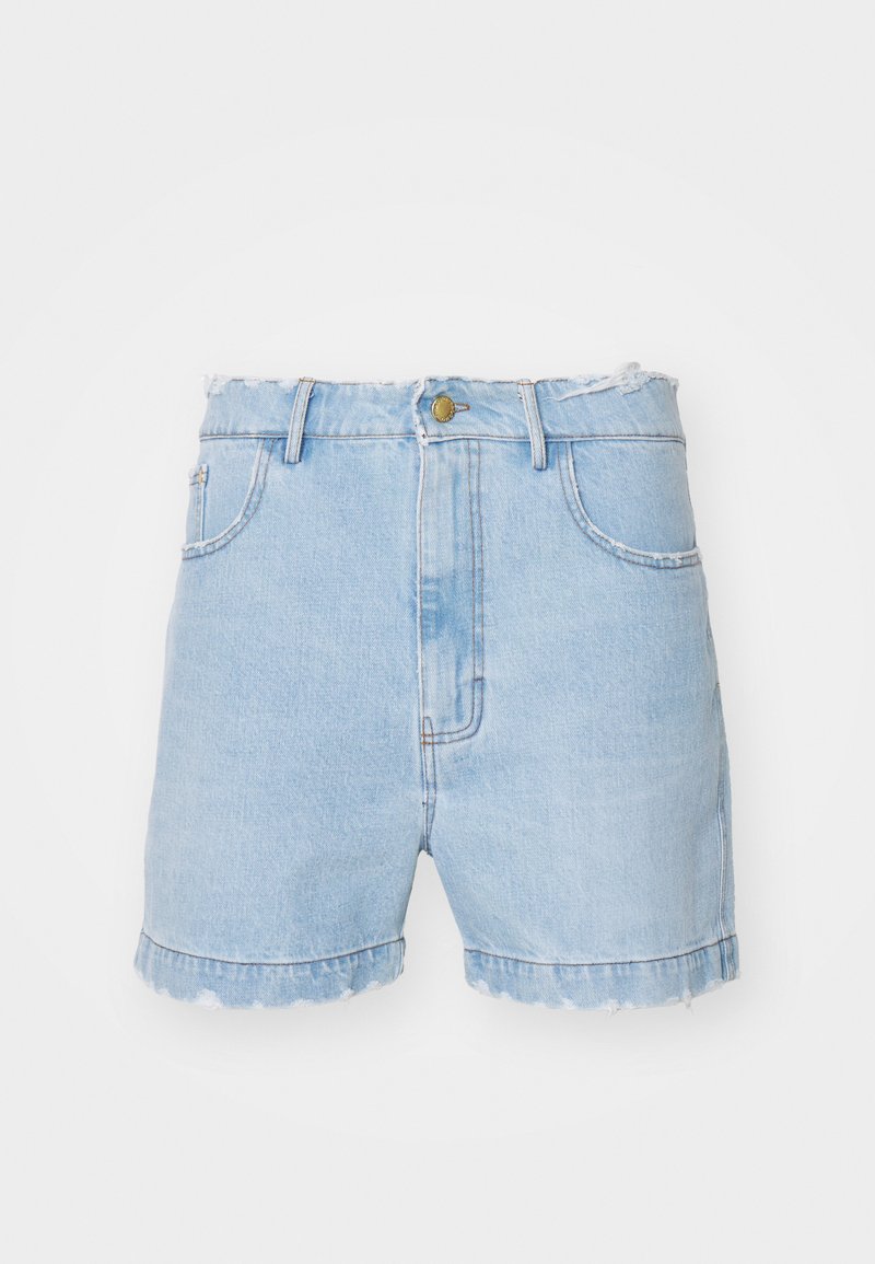 Pantaloni shorts in denim azzurro chiaro con vita alta, orlo sfrangiato e cinque tasche. Presentano una chiusura con bottone dorato e passanti per cintura.