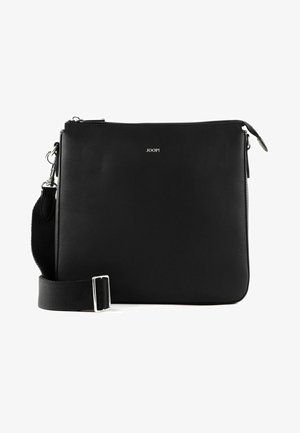 Borsa a tracolla in pelle nera con texture liscia, dettagli in metallo argentato, tracolla regolabile e un logo discreto sul davanti.
