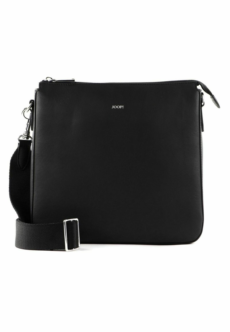Borsa a tracolla in pelle nera con texture liscia, dettagli in metallo argentato, tracolla regolabile e un logo discreto sul davanti.