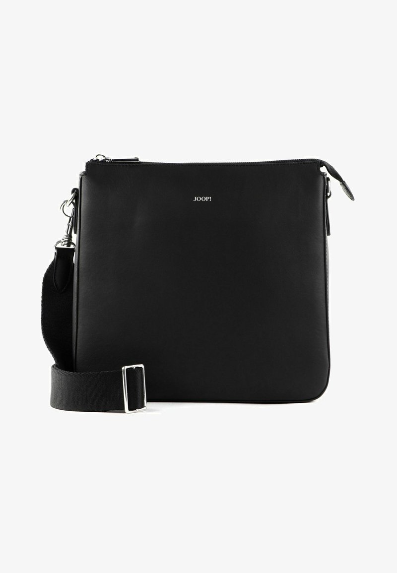 Borsa a tracolla in pelle nera con texture liscia, dettagli in metallo argentato, tracolla regolabile e un logo discreto sul davanti.