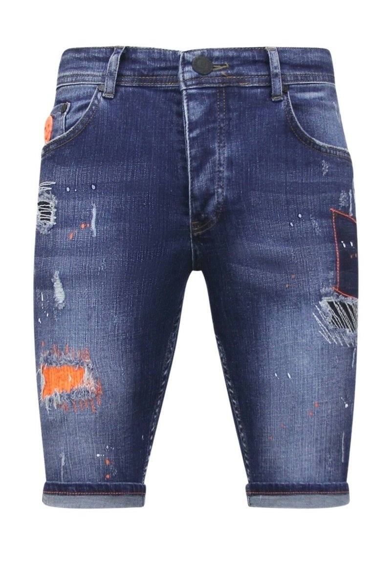 Donkerblauwe denimshorts met verwassen details, waaronder scheuren en oranje accenten. Voorzien van vijf zakken en een opgerolde zoom.