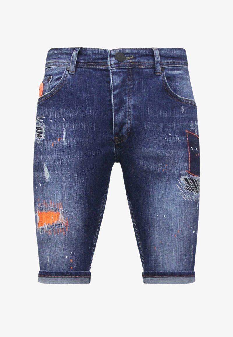 Donkerblauwe denimshorts met verwassen details, waaronder scheuren en oranje accenten. Voorzien van vijf zakken en een opgerolde zoom.