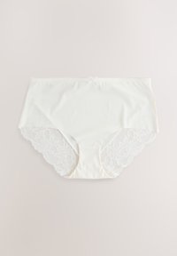 Bele spodnje perilo z enobarvnim sprednjim delom iz tkanine in nežnimi čipkastimi detajli ob straneh, z valovito robno obrobo in majhnim pentljastim okrasom.