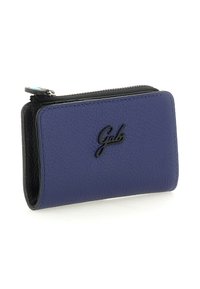 Piccolo portafoglio in pelle blu e nera con zip, dalla superficie texturizzata e con logo "Gabs" in rilievo sulla parte anteriore.