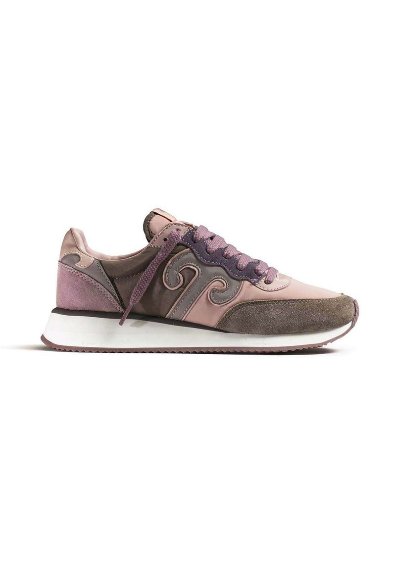 Sneaker a profilo basso con pannelli in suede e tessuto rosa, mauve e marrone, lacci viola e suola bianca con battistrada testurizzata.