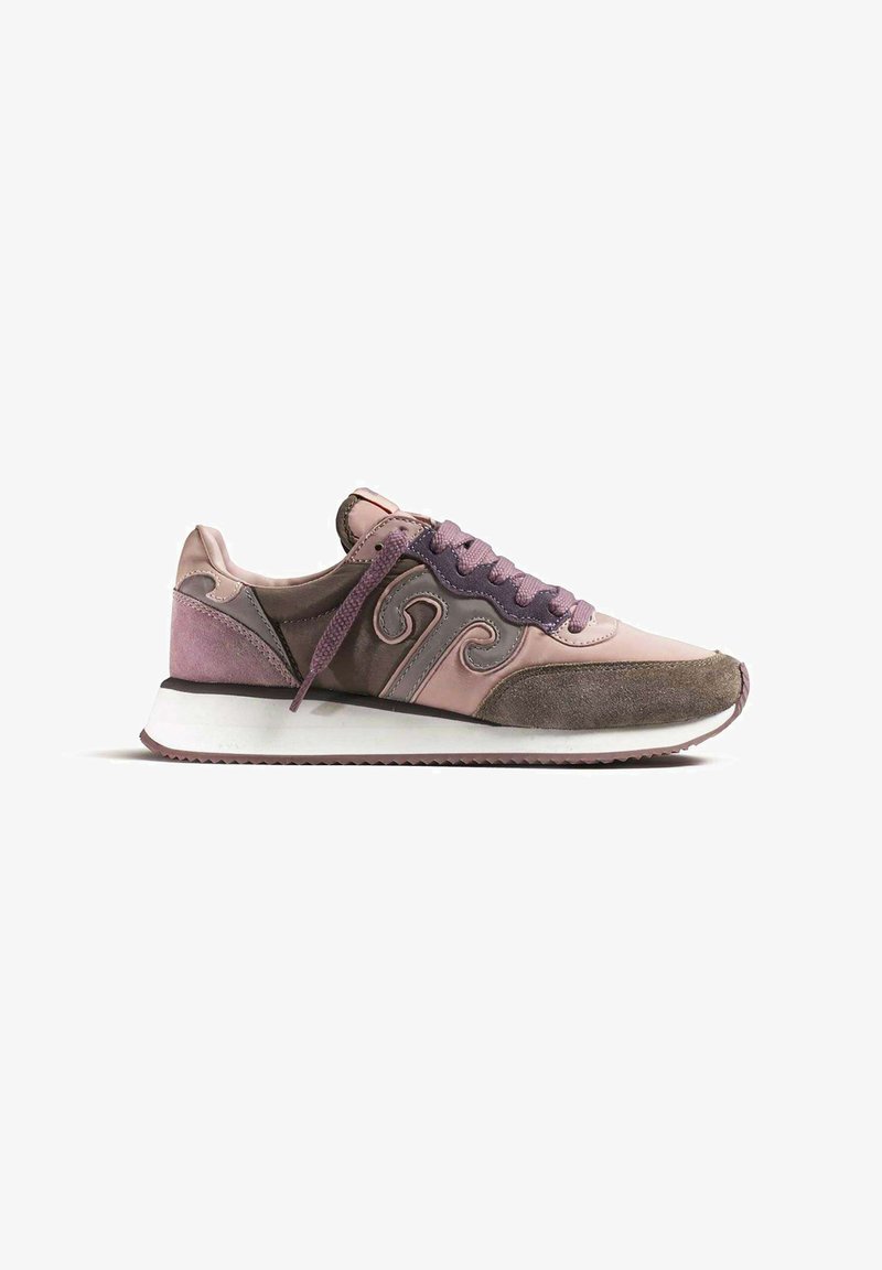 Sneaker a profilo basso con pannelli in suede e tessuto rosa, mauve e marrone, lacci viola e suola bianca con battistrada testurizzata.