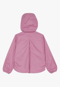 Veste imperméable rose avec une capuche, des poignets élastiques et un détail de couture au centre. Présente une texture lisse et un design décontracté.