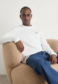 BOSS TEE LONG - Hosszú ujjú felső - white