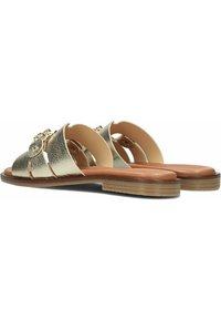 Gouden metallic sandalen met een gestructureerde afwerking, voorzien van meerdere banden en een bruine zool. Ontworpen voor eenvoudig aan te trekken.